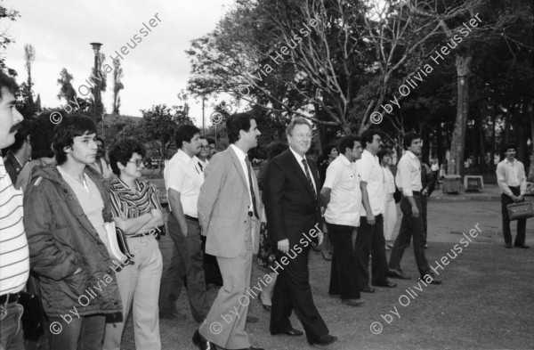 Image of sheet 19860070 photo 35: Doris Tijerino, Policia Sandinista, die mich persönlich eingeladen hat, Sie ist Polizeiministerin. die Partnerin von Daniel Ortega, Rosario Murillo laden die Journalistinnen zu einem Treffen in der Casa de Gobierno ein. Ich hänge meine Photoausstellung über die Frauen in der Landarbeit auf. Die Ausstellung habe ich zusammengestellt für die Asociacion de Trabajadores del Campo (ATC). Clara Murgialdai, Gladys Baez. In San José de Costa Rica nehme ich an einer Kranzniederlegung zum Andenken an den Kampf mit den Filibusteros. mit dem Expresidenten José Picado von der CTCR. Zur 1. Mai Demonstration gibt es eine Messe mit dem Erzbischof X im Zentrum San José de Costa Rica. Kränze. 1986