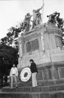 Image of sheet 19860070 photo 36: Doris Tijerino, Policia Sandinista, die mich persönlich eingeladen hat, Sie ist Polizeiministerin. die Partnerin von Daniel Ortega, Rosario Murillo laden die Journalistinnen zu einem Treffen in der Casa de Gobierno ein. Ich hänge meine Photoausstellung über die Frauen in der Landarbeit auf. Die Ausstellung habe ich zusammengestellt für die Asociacion de Trabajadores del Campo (ATC). Clara Murgialdai, Gladys Baez. In San José de Costa Rica nehme ich an einer Kranzniederlegung zum Andenken an den Kampf mit den Filibusteros. mit dem Expresidenten José Picado von der CTCR. Zur 1. Mai Demonstration gibt es eine Messe mit dem Erzbischof X im Zentrum San José de Costa Rica. Kränze. 1986