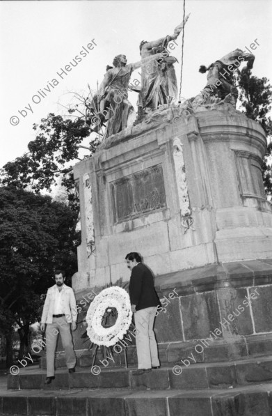 Image of sheet 19860070 photo 36: Doris Tijerino, Policia Sandinista, die mich persönlich eingeladen hat, Sie ist Polizeiministerin. die Partnerin von Daniel Ortega, Rosario Murillo laden die Journalistinnen zu einem Treffen in der Casa de Gobierno ein. Ich hänge meine Photoausstellung über die Frauen in der Landarbeit auf. Die Ausstellung habe ich zusammengestellt für die Asociacion de Trabajadores del Campo (ATC). Clara Murgialdai, Gladys Baez. In San José de Costa Rica nehme ich an einer Kranzniederlegung zum Andenken an den Kampf mit den Filibusteros. mit dem Expresidenten José Picado von der CTCR. Zur 1. Mai Demonstration gibt es eine Messe mit dem Erzbischof X im Zentrum San José de Costa Rica. Kränze. 1986