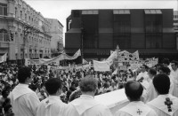 Image of sheet 19860080 photo 15: Transparente Protest Demonstration gegen den Krieg, gegen die Intervention, 1. Mai Demo im Zentrum der Stadt. Mit Musik. Die Kirche hält einen Gottesdienst. Utensilien aus Silber. CTCTR Gewerkschaft. San José de Costa Rica 1986
