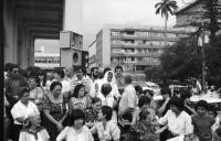 Image of sheet 19860080 photo 18: Transparente Protest Demonstration gegen den Krieg, gegen die Intervention, 1. Mai Demo im Zentrum der Stadt. Mit Musik. Die Kirche hält einen Gottesdienst. Utensilien aus Silber. CTCTR Gewerkschaft. San José de Costa Rica 1986