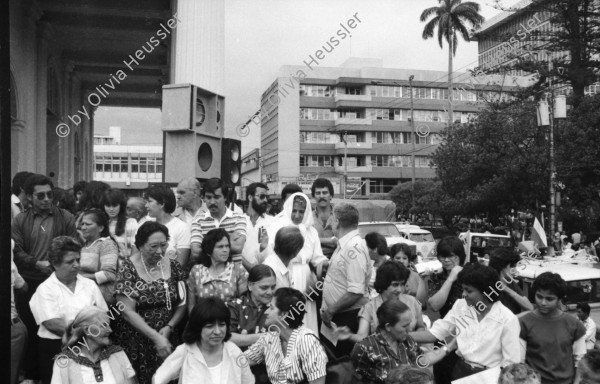 Image of sheet 19860080 photo 18: Transparente Protest Demonstration gegen den Krieg, gegen die Intervention, 1. Mai Demo im Zentrum der Stadt. Mit Musik. Die Kirche hält einen Gottesdienst. Utensilien aus Silber. CTCTR Gewerkschaft. San José de Costa Rica 1986