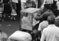 Image of sheet 19860080 photo 30: Transparente Protest Demonstration gegen den Krieg, gegen die Intervention, 1. Mai Demo im Zentrum der Stadt. Mit Musik. Die Kirche hält einen Gottesdienst. Utensilien aus Silber. CTCTR Gewerkschaft. San José de Costa Rica 1986
