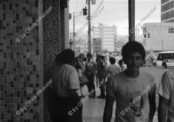 Image of sheet 19860080 photo 32: Transparente Protest Demonstration gegen den Krieg, gegen die Intervention, 1. Mai Demo im Zentrum der Stadt. Mit Musik. Die Kirche hält einen Gottesdienst. Utensilien aus Silber. CTCTR Gewerkschaft. San José de Costa Rica 1986