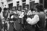 Image of sheet 19860080 photo 35: Transparente Protest Demonstration gegen den Krieg, gegen die Intervention, 1. Mai Demo im Zentrum der Stadt. Mit Musik. Die Kirche hält einen Gottesdienst. Utensilien aus Silber. CTCTR Gewerkschaft. San José de Costa Rica 1986