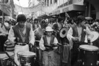 Image of sheet 19860080 photo 8: Transparente Protest Demonstration gegen den Krieg, gegen die Intervention, 1. Mai Demo im Zentrum der Stadt. Mit Musik. Die Kirche hält einen Gottesdienst. Utensilien aus Silber. CTCTR Gewerkschaft. San José de Costa Rica 1986