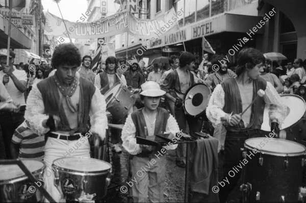 Image of sheet 19860080 photo 8: Transparente Protest Demonstration gegen den Krieg, gegen die Intervention, 1. Mai Demo im Zentrum der Stadt. Mit Musik. Die Kirche hält einen Gottesdienst. Utensilien aus Silber. CTCTR Gewerkschaft. San José de Costa Rica 1986