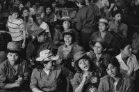 Image of sheet 19860090 photo 26: Gruppenbild Im Spital Mascota werden die jungen Frauen die einen freiwilligen Militärdienst absolvieren wollen medizinisch getestet. In der Aula der Universität werden sie offiziell verabschiedet. junge Soldatinnen in Uniform. Einschreibung der Soldatinnen. Managua Nicaragua 1986 SMP Servicio Militar Patriotico √