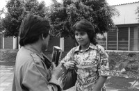 Image of sheet 19860090 photo 3: Im Spital Mascota werden die jungen Frauen die einen freiwilligen Militärdienst absolvieren wollen medizinisch getestet. Grösse Gewicht etc. Sie warten in den Gängen auf dem Boden sitzend. Ihre Mütter begleiten sie. In der Aula der Universität werden sie offiziell verabschiedet. Übersicht der jungen Soldatinnen in Uniform. Einschreibung der Soldatinnen. Managua Nicaragua 1986 SMP Servicio Militar Patriotico