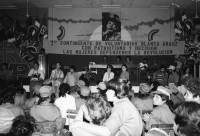 Image of sheet 19860090 photo 32: Im Spital Mascota werden die jungen Frauen die einen freiwilligen Militärdienst absolvieren wollen medizinisch getestet. Grösse Gewicht etc. Sie warten in den Gängen auf dem Boden sitzend. Ihre Mütter begleiten sie. In der Aula der Universität werden sie offiziell verabschiedet. Übersicht der jungen Soldatinnen in Uniform. Einschreibung der Soldatinnen. Managua Nicaragua 1986 SMP Servicio Militar Patriotico
