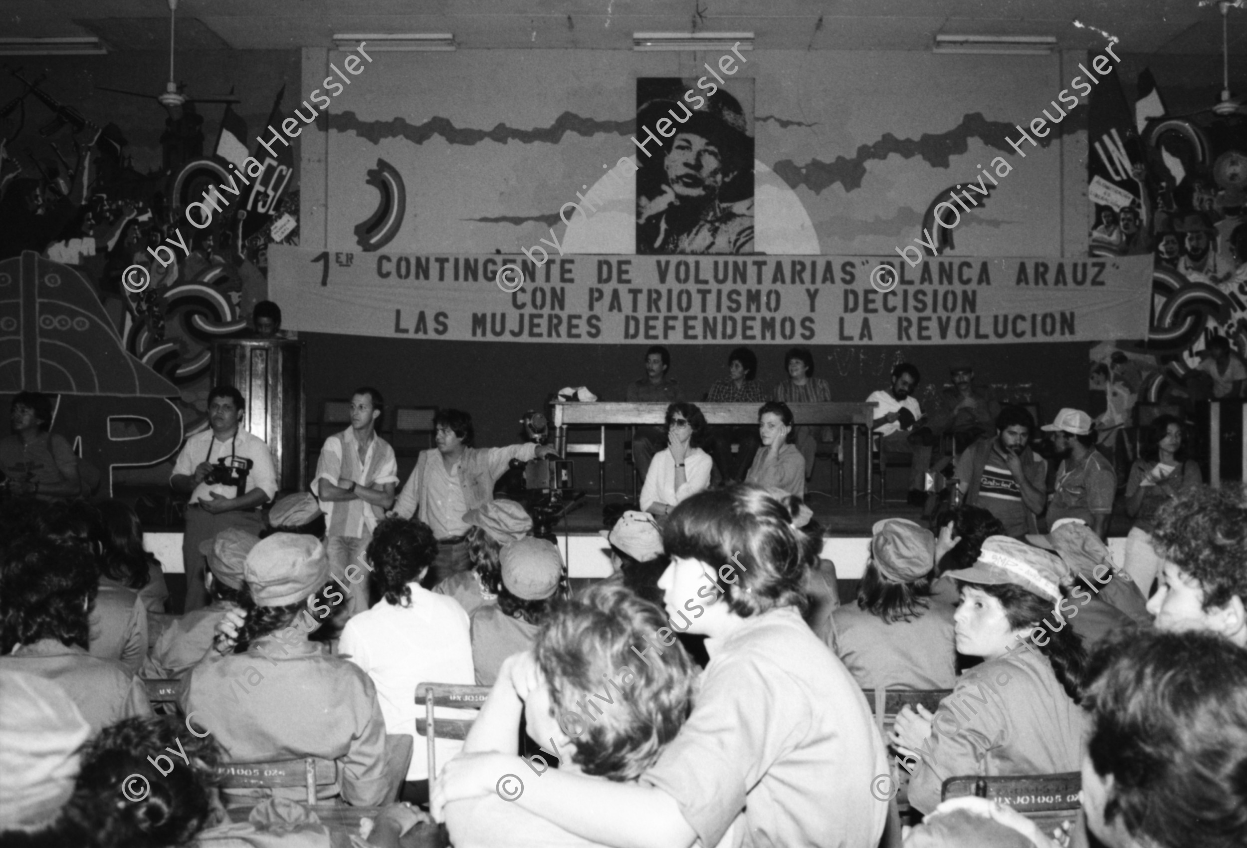 Image of sheet 19860090 photo 32: Im Spital Mascota werden die jungen Frauen die einen freiwilligen Militärdienst absolvieren wollen medizinisch getestet. Grösse Gewicht etc. Sie warten in den Gängen auf dem Boden sitzend. Ihre Mütter begleiten sie. In der Aula der Universität werden sie offiziell verabschiedet. Übersicht der jungen Soldatinnen in Uniform. Einschreibung der Soldatinnen. Managua Nicaragua 1986 SMP Servicio Militar Patriotico