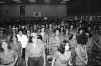 Image of sheet 19860090 photo 33: Im Spital Mascota werden die jungen Frauen die einen freiwilligen Militärdienst absolvieren wollen medizinisch getestet. Grösse Gewicht etc. Sie warten in den Gängen auf dem Boden sitzend. Ihre Mütter begleiten sie. In der Aula der Universität werden sie offiziell verabschiedet. Übersicht der jungen Soldatinnen in Uniform. Einschreibung der Soldatinnen. Managua Nicaragua 1986 SMP Servicio Militar Patriotico
