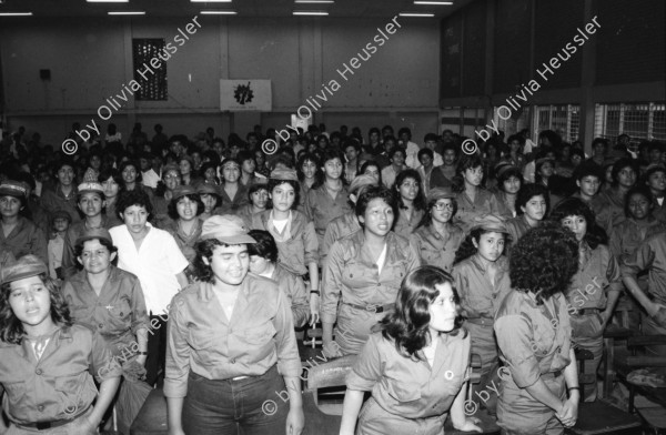 Image of sheet 19860090 photo 33: Im Spital Mascota werden die jungen Frauen die einen freiwilligen Militärdienst absolvieren wollen medizinisch getestet. Grösse Gewicht etc. Sie warten in den Gängen auf dem Boden sitzend. Ihre Mütter begleiten sie. In der Aula der Universität werden sie offiziell verabschiedet. Übersicht der jungen Soldatinnen in Uniform. Einschreibung der Soldatinnen. Managua Nicaragua 1986 SMP Servicio Militar Patriotico