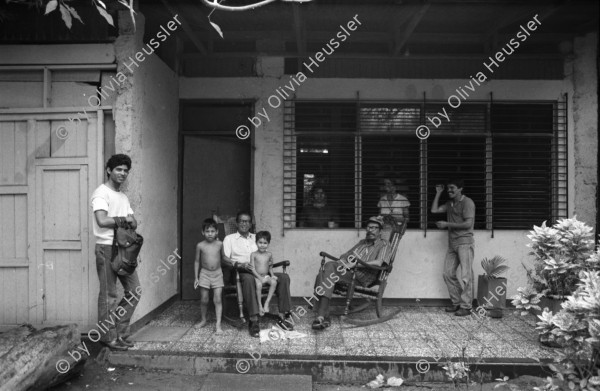 Image of sheet 19860100 photo 28: Die Familie Quinnonez. José links. in Altagracia. Gruppenbild Familienbild Managua