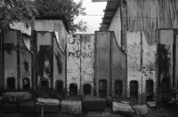 Image of sheet 19860100 photo 37: Häuser deren Gartenzaun aus ausgedienten Busstüren gebaut wurden, Managua 1986.