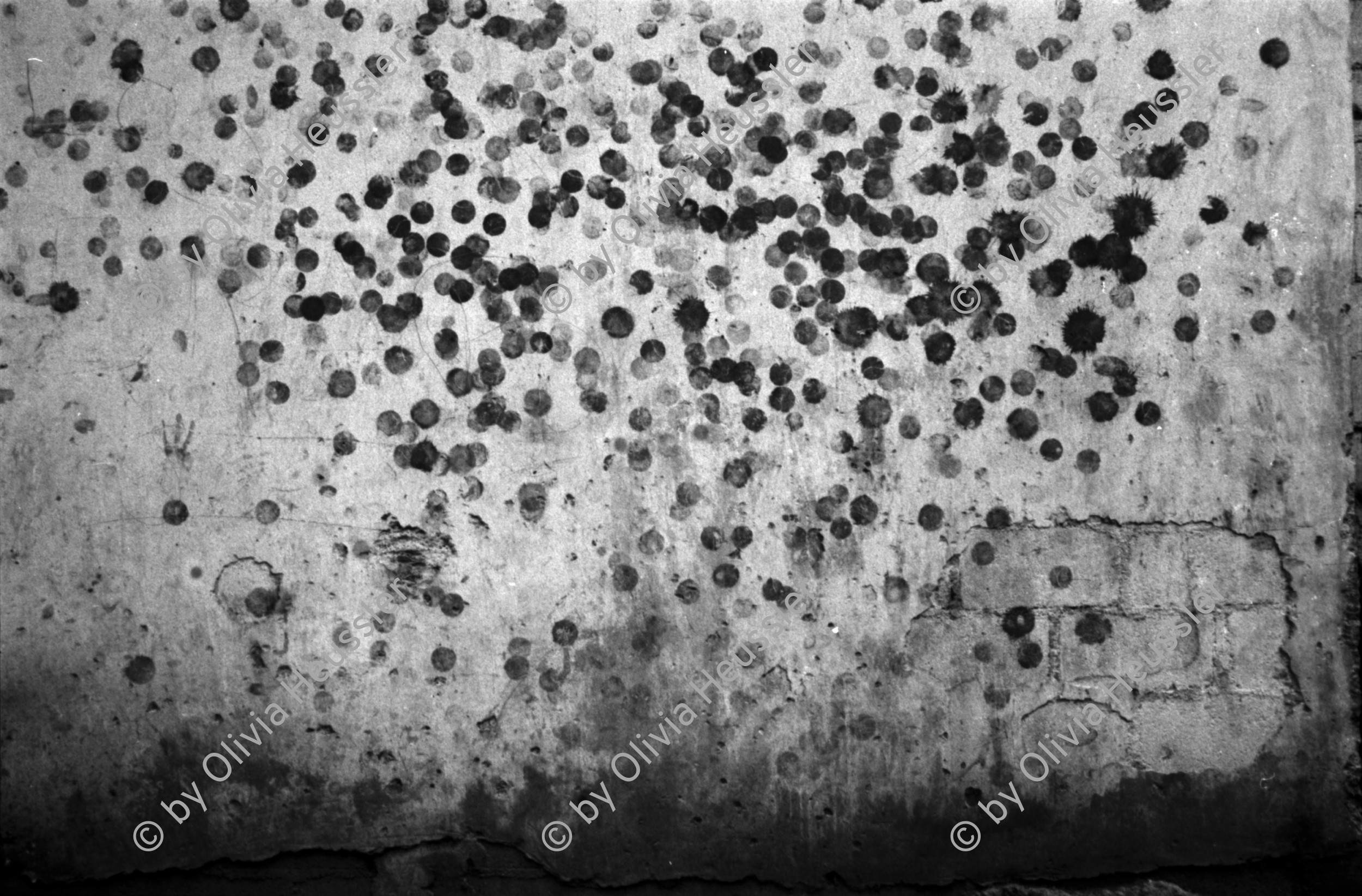 Image of sheet 19860100 photo 38: Hauswand mit Abdruck, Managua 1986.