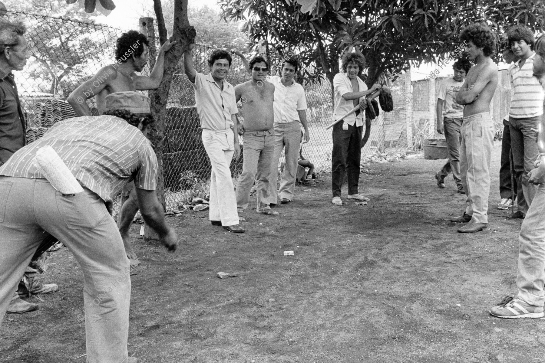 Image of sheet 19860100 photo 39: Altagracia. Gruppenbild Häuser Männer spielen Murmel  in Patio garten play marble playing men √ Managua 1986
Centralamerica Nicaragua