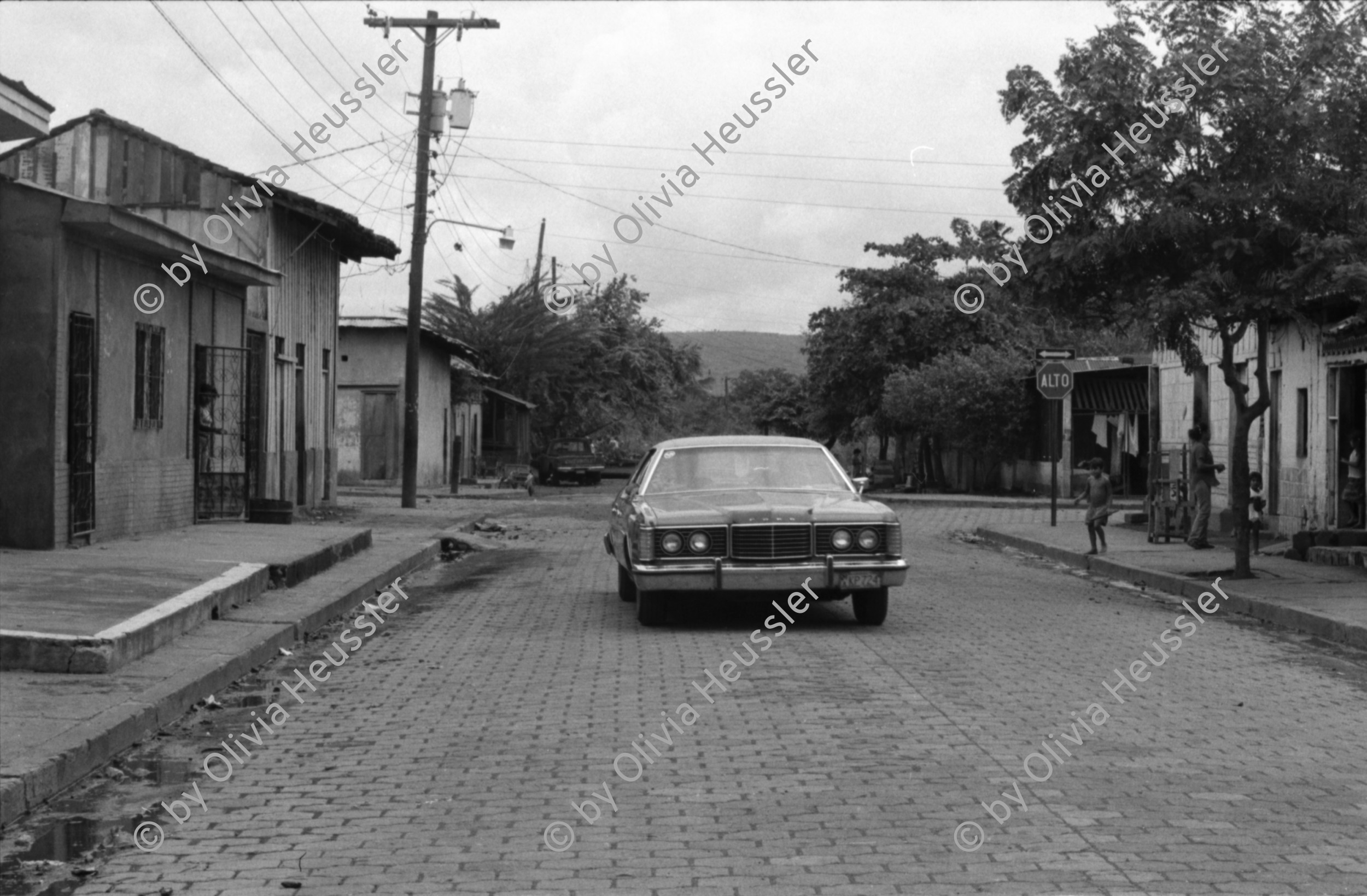 Image of sheet 19860100 photo 42: Oldtimer Fahrzeug auf der Strasse, Managua 1986.