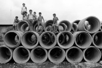 Image of sheet 19860120 photo 14: © 1986, olivia heussler /www.clic.li
Betonrohr Kinder sitzen auf Betonröhren. Managua  Nicaragua 1986 √ children boy Gruppenbild concrete pipes