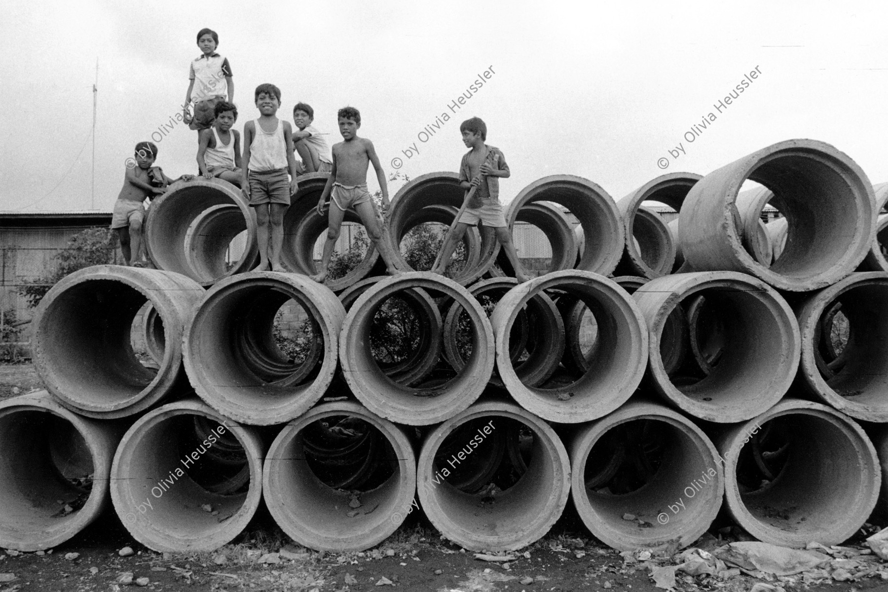 Image of sheet 19860120 photo 14: © 1986, olivia heussler /www.clic.li
Betonrohr Kinder sitzen auf Betonröhren. Managua  Nicaragua 1986 √ children boy Gruppenbild concrete pipes