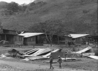 Image of sheet 19860120 photo 21: Nach dem Contra-Angriff auf die Landwirtschaftskooperative Daniel Teller in Polo de Yale, Matagalpa, Nicaragua 1986.
