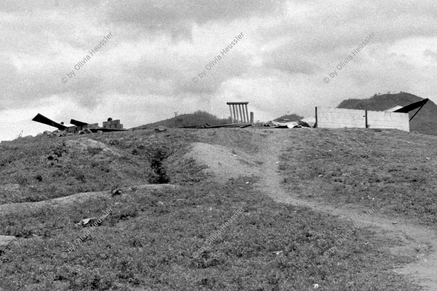 Image of sheet 19860120 photo 23: Das zerstörte Schulhaus nach dem Contra-Angriff auf die Landwirtschaftskooperative Daniel Teller in Polo de Yale, Matagalpa, Nicaragua 1986.