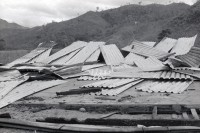 Image of sheet 19860120 photo 25: Zerstörte Häuser nach dem Contra-Angriff auf die Landwirtschaftskooperative Daniel Teller in Polo de Yale, Matagalpa, Nicaragua 1986.