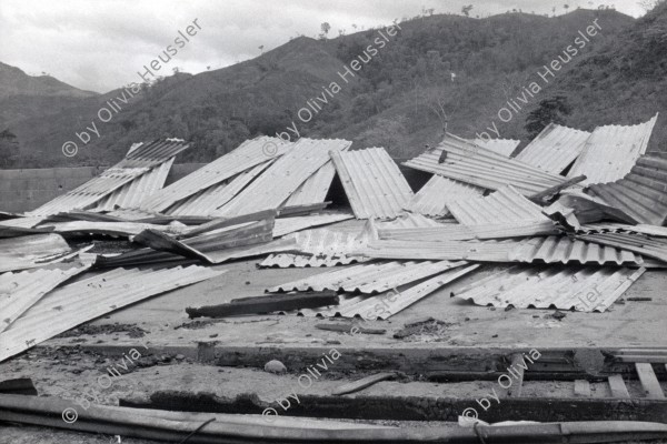 Image of sheet 19860120 photo 25: Zerstörte Häuser nach dem Contra-Angriff auf die Landwirtschaftskooperative Daniel Teller in Polo de Yale, Matagalpa, Nicaragua 1986.