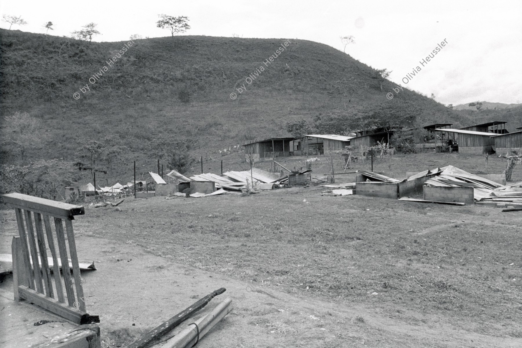 Image of sheet 19860120 photo 26: Zerstörte Häuser ach dem Contra-Angriff auf die Landwirtschaftskooperative Daniel Teller in Polo de Yale, Matagalpa, Nicaragua 1986.