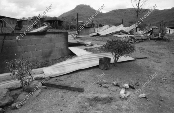 Image of sheet 19860120 photo 31: Verwundete nach dem Contra-Angriff auf die Landwirtschaftskooperative Daniel Teller in Polo de Yale, Matagalpa, Nicaragua 1986.