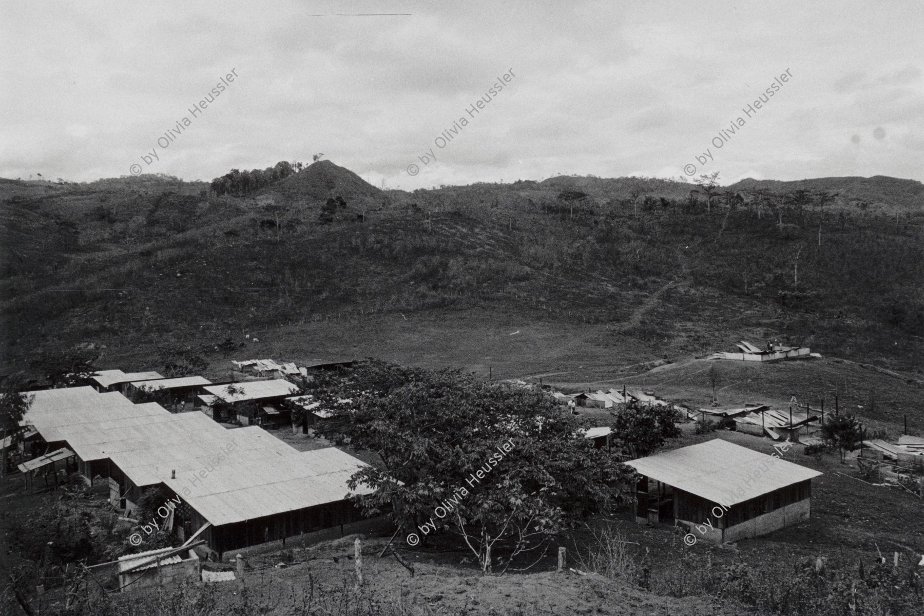 Image of sheet 19860120 photo 32: Zerstörtes Schulhaus nach dem Contra-Angriff auf die Landwirtschaftskooperative Daniel Teller in Polo de Yale, Matagalpa, Nicaragua 1986.