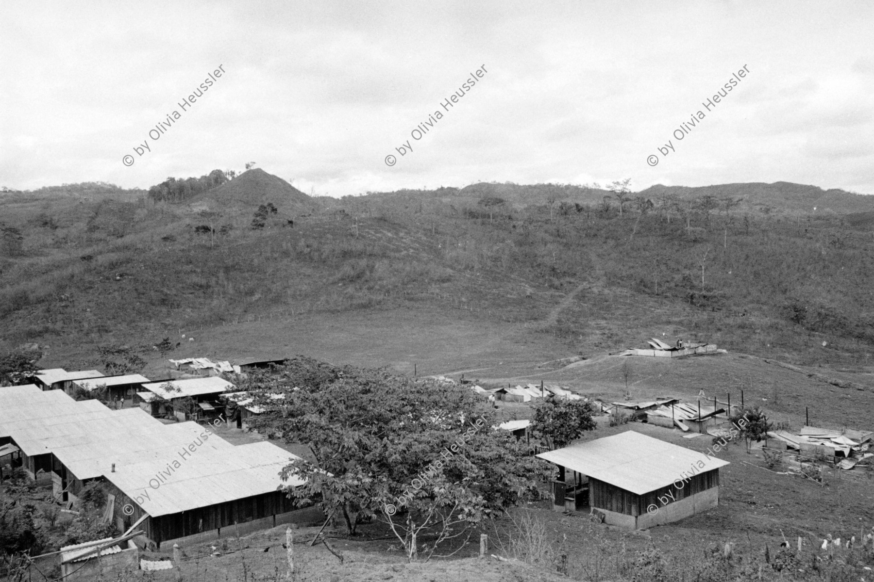 Image of sheet 19860120 photo 33: Zerstörtes Schulhaus nach dem Contra-Angriff auf die Landwirtschaftskooperative Daniel Teller in Polo de Yale, Matagalpa, Nicaragua 1986.