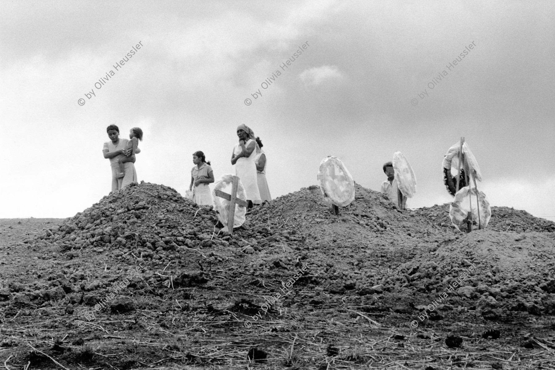 Image of sheet 19860120 photo 36: Die Frauen der Kooperative Polo de Yale in Matagalpa haben bei einem Contra-angriff am Muttertag, 15 Männer und ein Mädchen verloren, Nicaragua 1986.