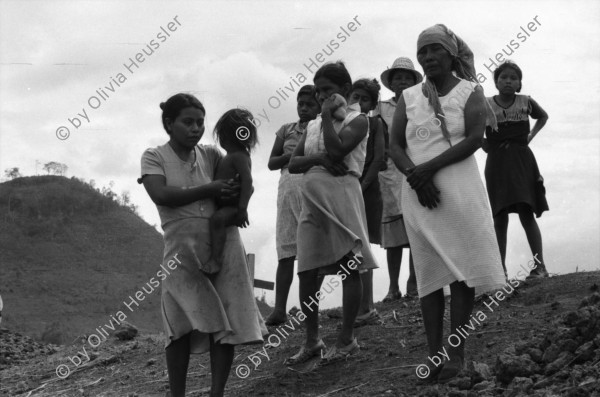 Image of sheet 19860120 photo 39: Trauernde Frauen nach dem Contra-Angriff auf die Landwirtschaftskooperative Daniel Teller in Polo de Yale, Matagalpa, Nicaragua 1986.