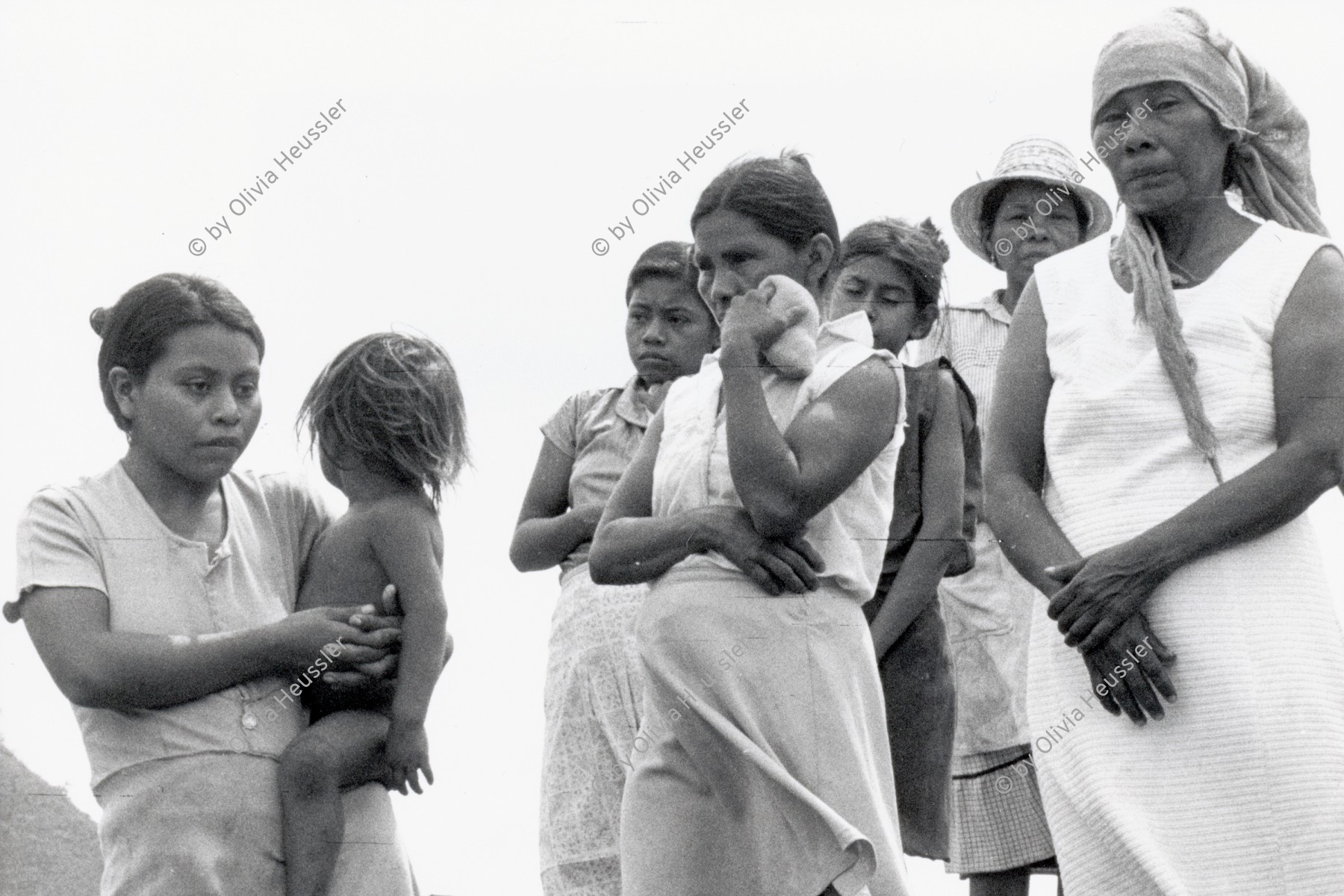 Image of sheet 19860120 photo 39: Trauernde Frauen nach dem Contra-Angriff auf die Landwirtschaftskooperative Daniel Teller in Polo de Yale, Matagalpa, Nicaragua 1986.