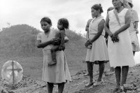 Image of sheet 19860120 photo 41: Trauernde Frauen nach dem Contra-Angriff auf die Landwirtschaftskooperative Daniel Teller in Polo de Yale, Matagalpa, Nicaragua 1986.