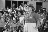 Image of sheet 19860130 photo 10: Im Colegio Maestro Gabriel macht der Stadtrat ein Cabildo für die Frauen. 
The women take an active part in the meetings for the development of a new political constitution. Consultation session.