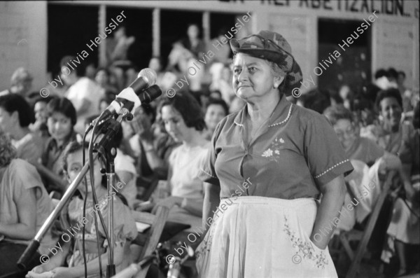 Image of sheet 19860130 photo 10: Im Colegio Maestro Gabriel macht der Stadtrat ein Cabildo für die Frauen. 
The women take an active part in the meetings for the development of a new political constitution. Consultation session.