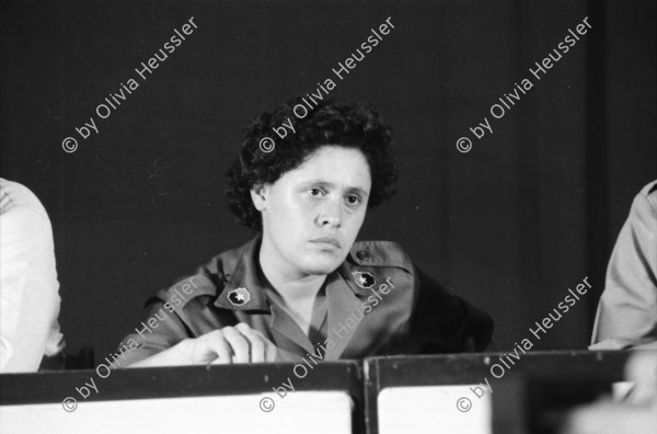 Image of sheet 19860130 photo 20: Im Colegio Maestro Gabriel macht der Stadtrat ein Cabildo für die Frauen. Die Frauen nehmen an den Sitzungen für die Erarbeitung einer neuen Verfassung aktiv teil. Vernehmlassungssitzungen 
The women take an active part in the meetings for the development of a new political constitution. Consultation session.