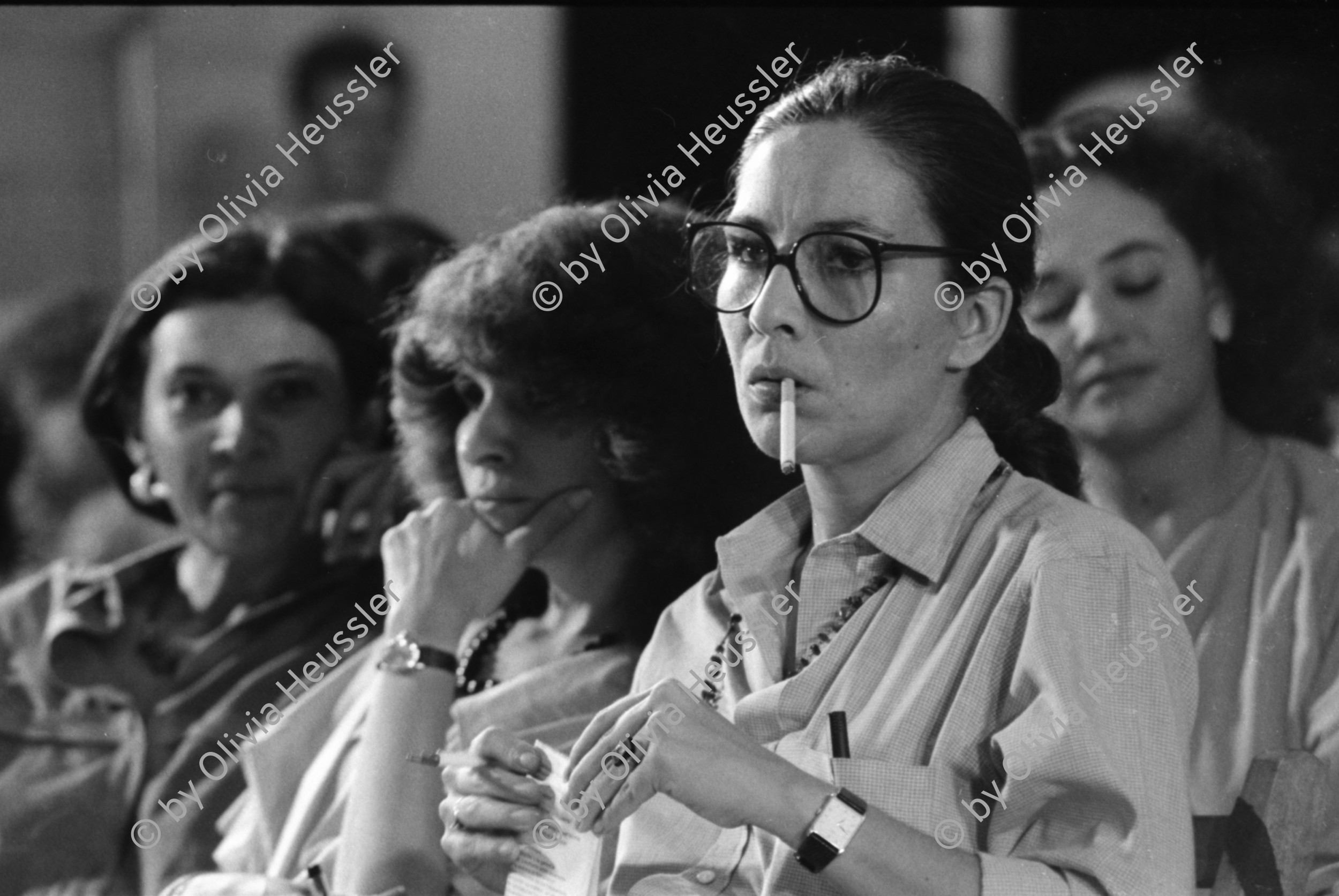 Image of sheet 19860130 photo 27: Im Colegio Maestro Gabriel macht der Stadtrat ein Cabildo für die Frauen. Die Frauen nehmen an den Sitzungen für die Erarbeitung einer neuen Verfassung aktiv teil. Vernehmlassungssitzungen. The women take an active part in the meetings for the development of a new political constitution. Consultation session.