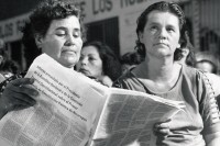 Image of sheet 19860130 photo 34: Im Colegio Maestro Gabriel macht der Stadtrat ein Cabildo für die Frauen. Frauen und Mütter mit den neuen Verfassungs entwürfen Managua Nicaragua 1986 √ The women take an active part in the meetings for the development of a new political constitution. Consultation session.