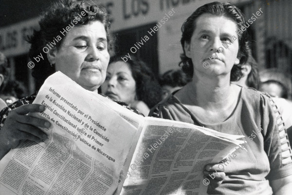 Image of sheet 19860130 photo 34: Im Colegio Maestro Gabriel macht der Stadtrat ein Cabildo für die Frauen. Frauen und Mütter mit den neuen Verfassungs entwürfen Managua Nicaragua 1986 √ The women take an active part in the meetings for the development of a new political constitution. Consultation session.