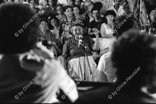 Image of sheet 19860130 photo 4: Im Colegio Maestro Gabriel macht der Stadtrat ein Cabildo für die Frauen. Die Frauen nehmen an den Sitzungen für die Erarbeitung einer neuen Verfassung aktiv teil. Vernehmlassungssitzungen.
The women take an active part in the meetings for the development of a new political constitution. Consultation session.