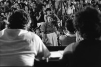 Image of sheet 19860130 photo 6: Im Colegio Maestro Gabriel macht der Stadtrat ein Cabildo für die Frauen. Die Frauen nehmen an den Sitzungen für die Erarbeitung einer neuen Verfassung aktiv teil. Vernehmlassungssitzungen. Dora Maria Tellez und Carlos Nunez (gest.) mit Rafael Soli. Sofia Montenegro Schriftstellerin für Barricada. und Frauen und Mütter mit den neuen Verfassungsentwürfen und die Bilder von ihren gefallenen toten Söhnen. Kriegsgefallenen. Portrait Dora Maria Tellez Managua 1986
The women take an active part in the meetings for the development of a new political constitution. Consultation session.