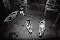 Image of sheet 19860160 photo 4: Aus: Der Traum von Solentiname / The dream of Solentiname / El sueño de Solentiname page 62  co deza mediathek
Aus: von Zeit zu Zeit
Self-organized day care center. El Canton Cooperative Dep. Matagalpa
Guarderia infantil organizada por la cooperativa 

Im neuen Kindergarten der Kaffeecooperative El Canton, Nicaragua 07.86 1986 schlafen die Kleinkinder in kleinen Hängematten. √ Kindergarden


Exhibition
gerahmt framed with passepartout 37 x 52 cm
7.3.92 an Guido Magnoguagno Gotthard Bank zwecks Ansicht