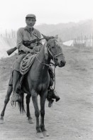 Image of sheet 19860161 photo 40: Tabak. Mann auf Pferd mit Waffe. AK-47. Milizionär . CDS Defensa Sandinista. Ein alter bewaffneter Sandinist Nicaragua Jalapa 1986 √