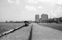 Image of sheet 19860170 photo 15: Frauen an der Türe. Menschen am Malecon, Habanna Kuba 1986. Schülerinnen in Uniform, Cuba.
Graffiti Polizeikontrolle Paris, France.
Strasse in Habanna. Junge spielen an der Quaimauer mit einem Fisch. Arbeiterinnen posieren. Hotel Caribbean und alter Kahn. Habannas leere Hafenstrasse. Meer Kindergruppe mit Fisch und Katze. Niagara Schwimm und altes Auto. Kleine schwarze Schulmädchen. Wandmalereien in Paris. Tinguely brunnen und Polizei kontrollieren Asylanten und Musiker. 33- 38 Paris.
Kuba 1986