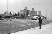 Image of sheet 19860170 photo 16: Frauen an der Türe. Menschen am Malecon, Habanna Kuba 1986. Schülerinnen in Uniform, Cuba.
Graffiti Polizeikontrolle Paris, France.
Strasse in Habanna. Junge spielen an der Quaimauer mit einem Fisch. Arbeiterinnen posieren. Hotel Caribbean und alter Kahn. Habannas leere Hafenstrasse. Meer Kindergruppe mit Fisch und Katze. Niagara Schwimm und altes Auto. Kleine schwarze Schulmädchen. Wandmalereien in Paris. Tinguely brunnen und Polizei kontrollieren Asylanten und Musiker. 33- 38 Paris.
Kuba 1986
