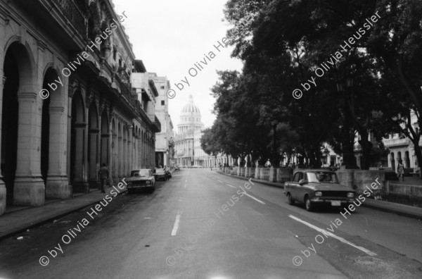 Image of sheet 19860170 photo 17: Frauen an der Türe. Menschen am Malecon, Habanna Kuba 1986. Schülerinnen in Uniform, Cuba.
Graffiti Polizeikontrolle Paris, France.
Strasse in Habanna. Junge spielen an der Quaimauer mit einem Fisch. Arbeiterinnen posieren. Hotel Caribbean und alter Kahn. Habannas leere Hafenstrasse. Meer Kindergruppe mit Fisch und Katze. Niagara Schwimm und altes Auto. Kleine schwarze Schulmädchen. Wandmalereien in Paris. Tinguely brunnen und Polizei kontrollieren Asylanten und Musiker. 33- 38 Paris.
Kuba 1986