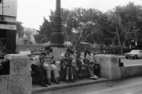 Image of sheet 19860170 photo 18: Frauen an der Türe. Menschen am Malecon, Habanna Kuba 1986. Schülerinnen in Uniform, Cuba.
Graffiti Polizeikontrolle Paris, France.
Strasse in Habanna. Junge spielen an der Quaimauer mit einem Fisch. Arbeiterinnen posieren. Hotel Caribbean und alter Kahn. Habannas leere Hafenstrasse. Meer Kindergruppe mit Fisch und Katze. Niagara Schwimm und altes Auto. Kleine schwarze Schulmädchen. Wandmalereien in Paris. Tinguely brunnen und Polizei kontrollieren Asylanten und Musiker. 33- 38 Paris.
Kuba 1986